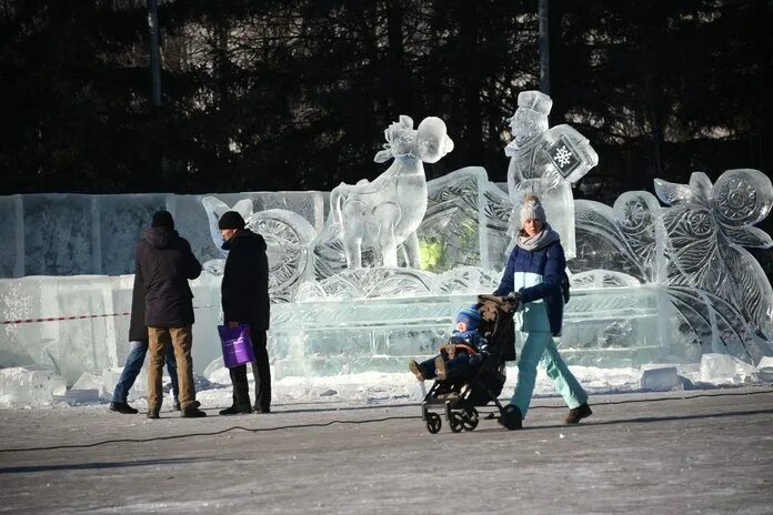 Городок свободный. Ледяной городок в Свободном. Ледяная фигура около ДК В Балахне.