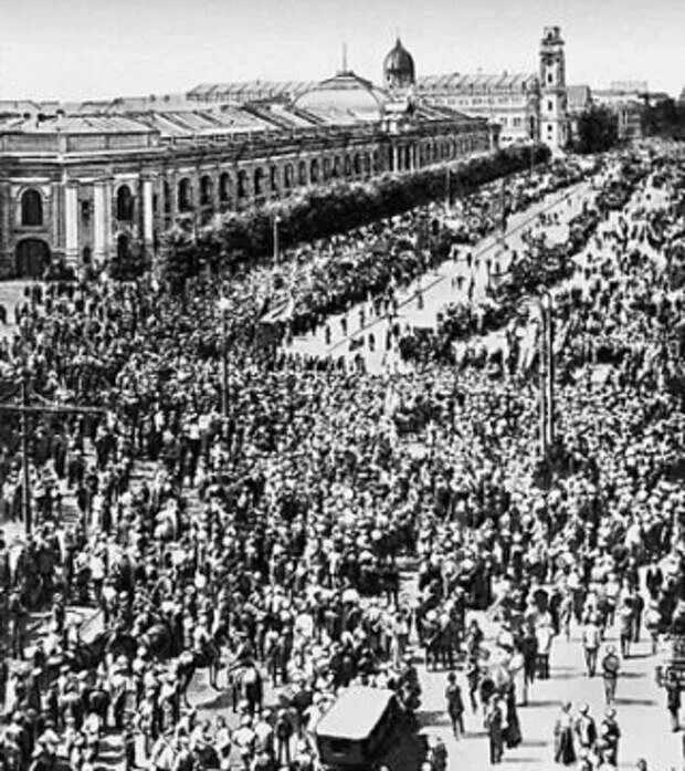 Расстрел демонстраций в петрограде. Демонстрация в петрограде июль 1917. невский проспект 1917 год. невский проспект 4 июля 1917. расстрел демонстрации на невском проспекте. петроград. 1917 год..