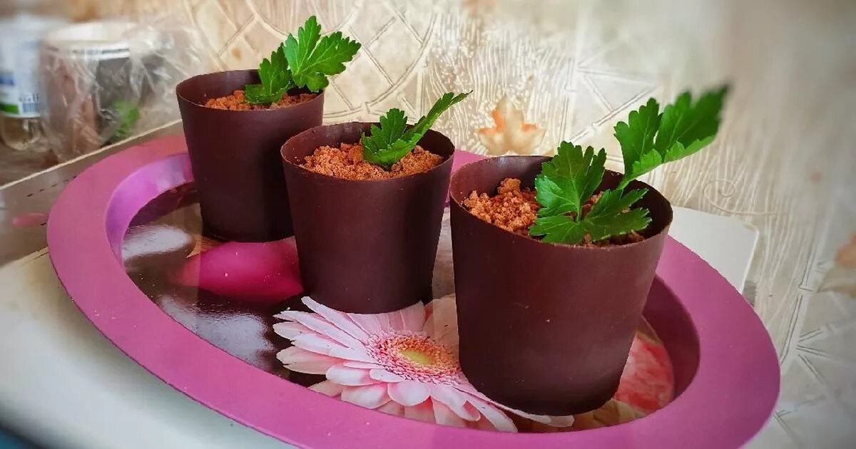 Десерт цветок в горшке. Шоколадный горшок с цветами. Цветок в шоколадном горшке. Десерт цветок в горшке. Шоколадный цветочный горшок.