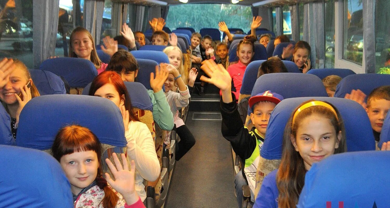 Автобус дол. Дети на экскурсии. Школьники в автобусе на экскурсии. Дети в экскурсионном автобусе. Школьная экскурсия.