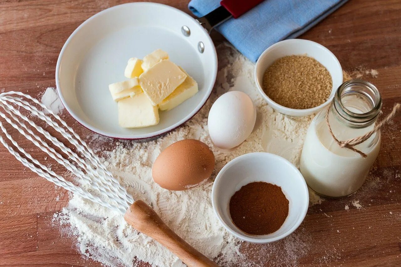 Яйцо ягоды мука. Мука молоко яйца сахар. Mix yeast in water on table. Мука молоко яйца сахар. Пирог яйца мука сахар.