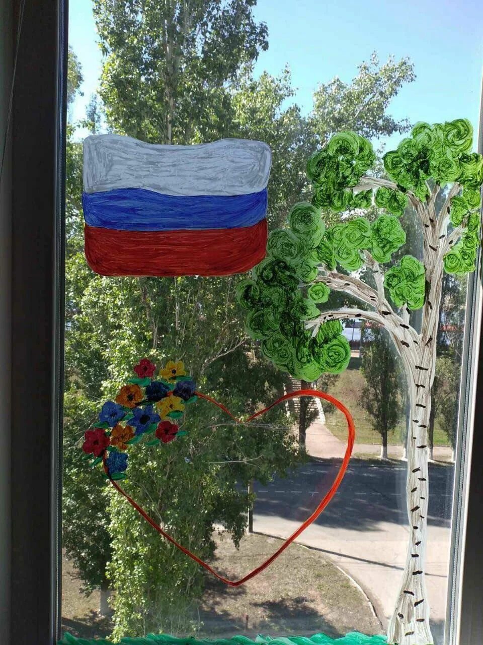Можно вешать флаг на дом. Флаг россии на окне. флаг на заборе. флаг россии на домах. флаг россии на заборе.