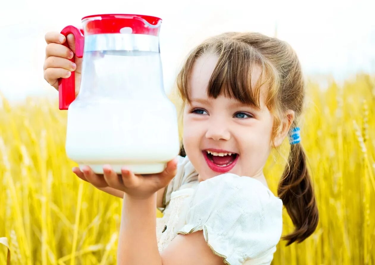 Польза детского. Молоко для детей. Дети с молочными продуктами. Молочная продукция для детей. Молочные продукты для детей.