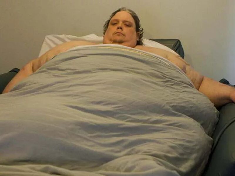 Толстый человек лежит. Самый толстый человек в м.