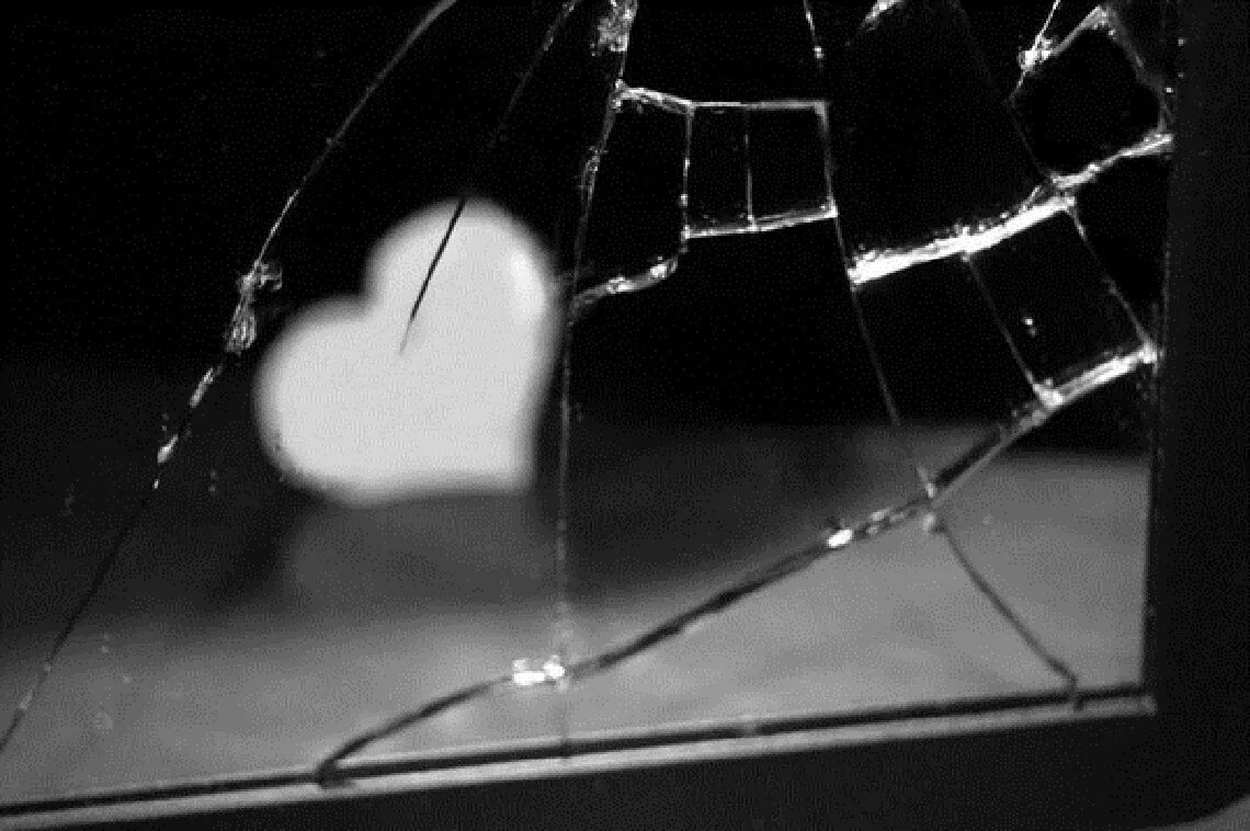 Треснутое стекло. Разбитые зеркала. Эстетика разбитве стёкла. Разбитое зеркало Эстетика.