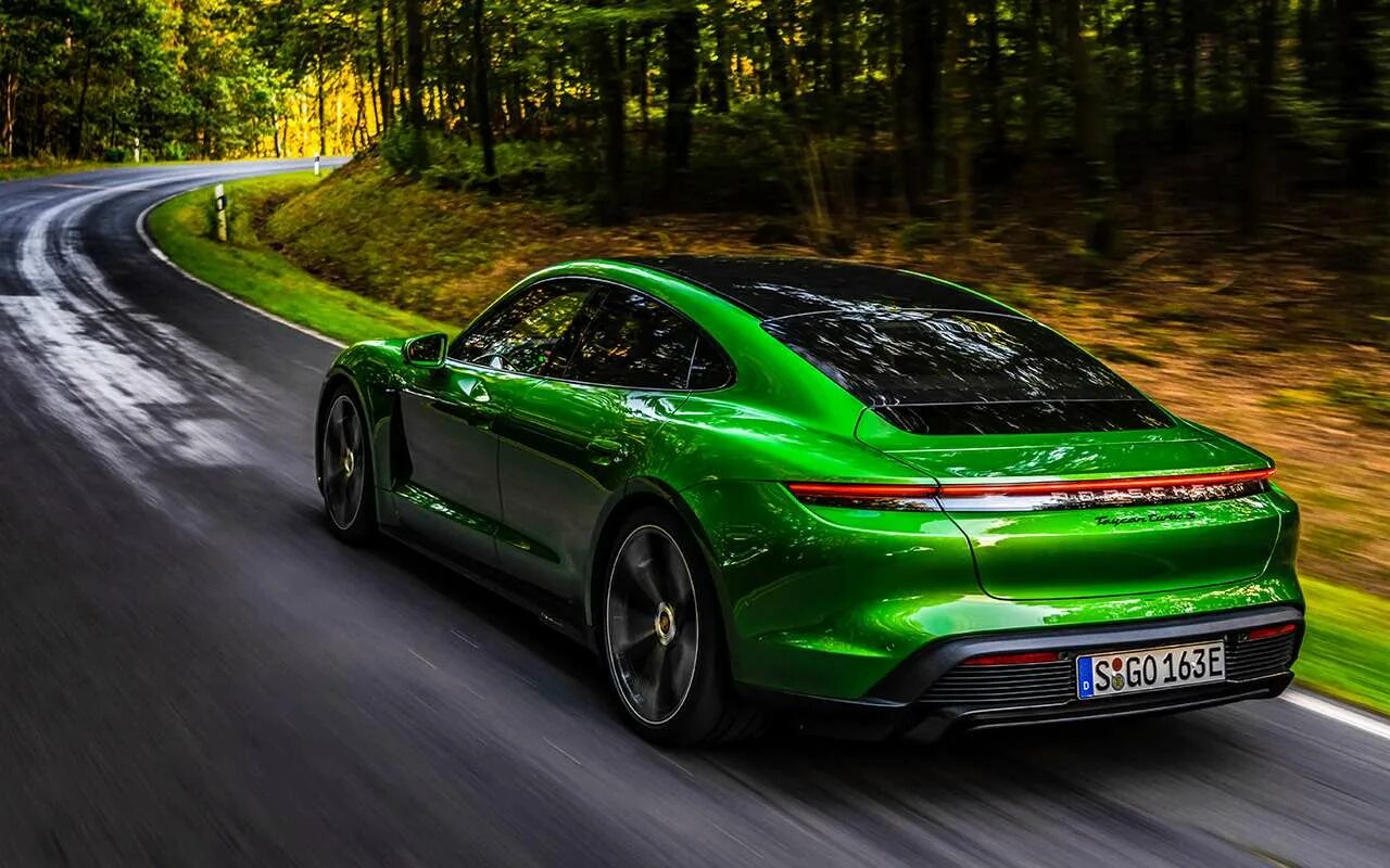 Электро зеленый. Porsche Taycan зеленый. Porsche Taycan Turbo s зелёный. Порше 911 электро. Порше 911 турбо зеленый.