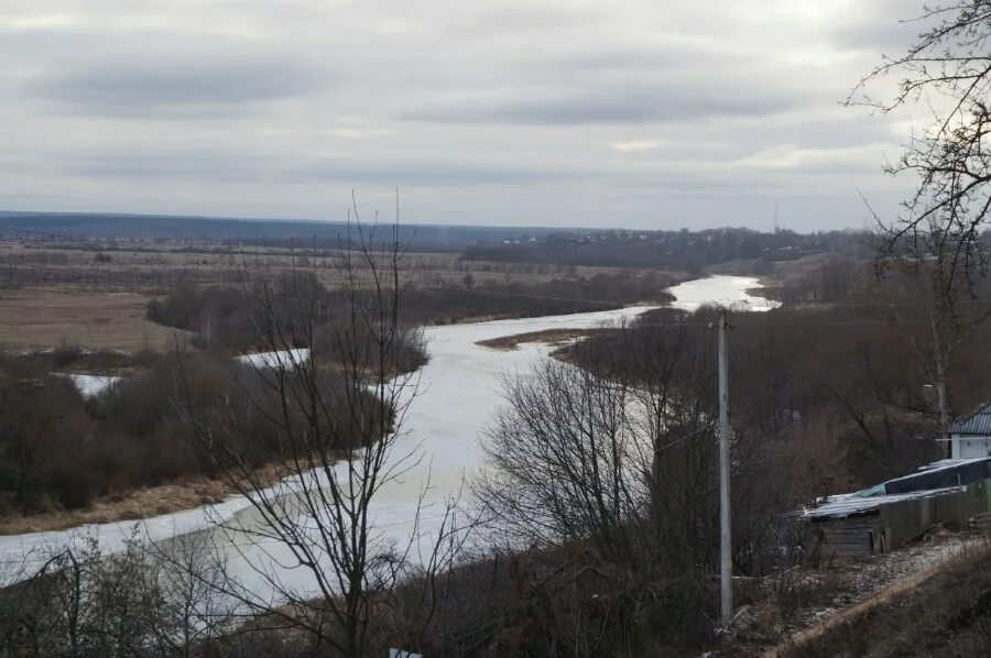 Уровень воды в жиздре козельск сегодня. Река Жиздра. Козельск Жиздра. Смотровая площадка Козельск. Козельск Жиздра пляж.