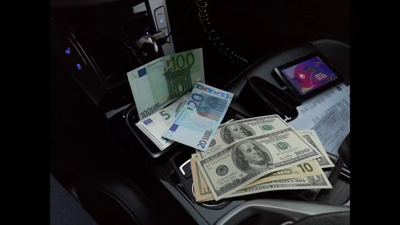 250 долларов сегодня. Доллар по 200 рублей. Доллар купюра 5 долларов. Валюта фото. Доллар празднует день рождения.