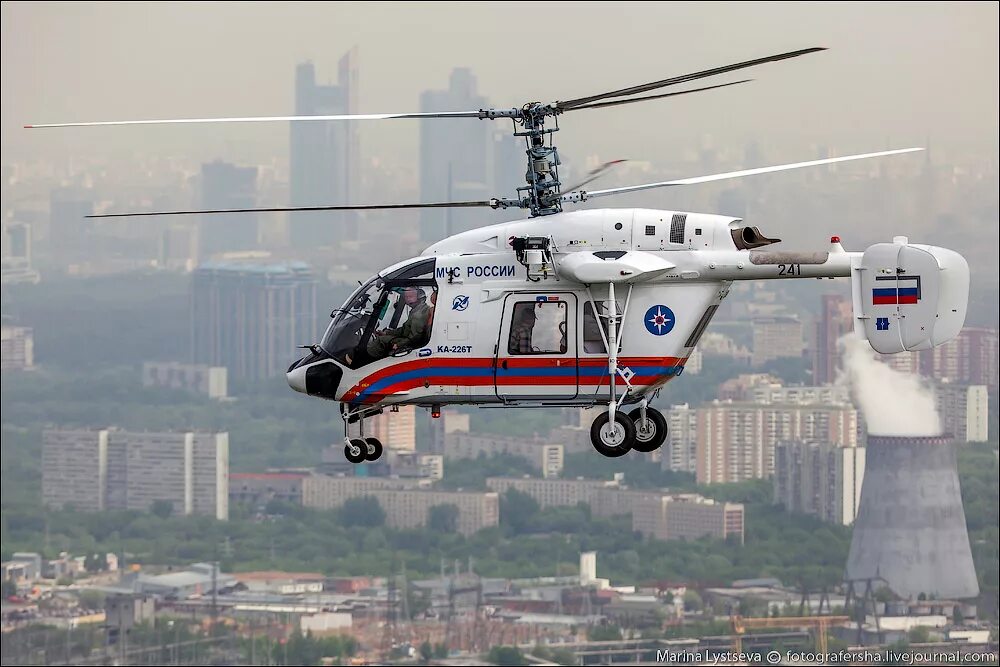 Вертолет над Москвой. Москва с вертолета. Бело красный вертолет. Вертолеты над МСК.
