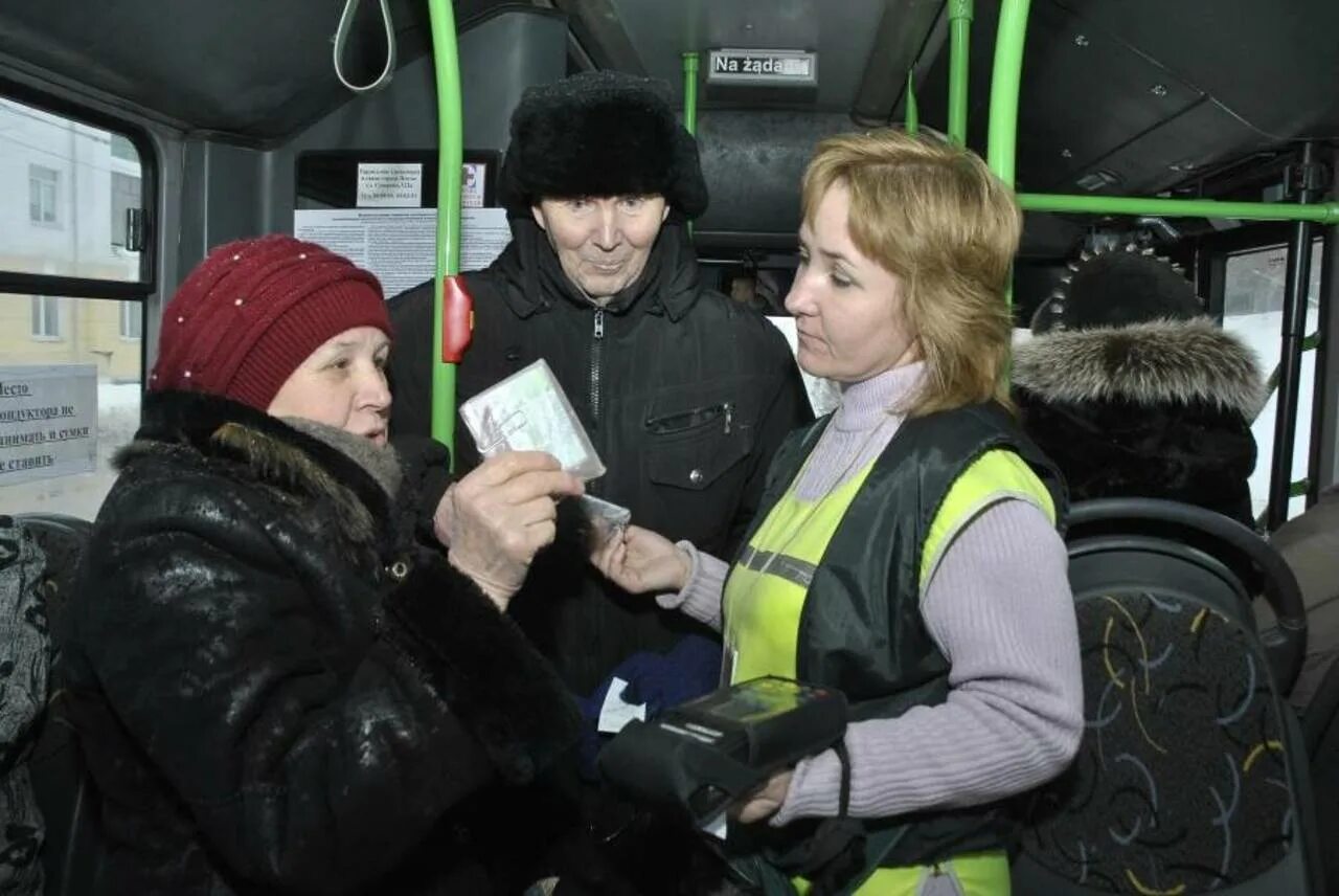 Бесплатный проезд в общественном транспорте. Льготы в общественном транспорте. Автобус льготы. Пенсионер в транспорте с картой. Социальная льгота на проезд