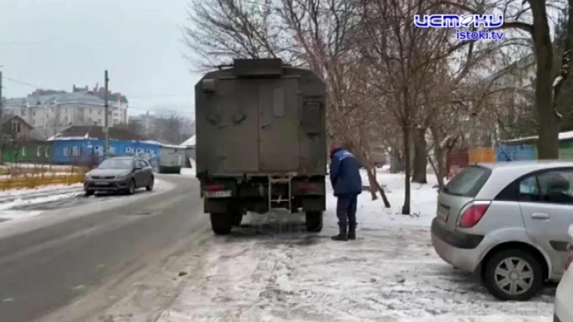 Притерпевать нужду. Справляет нужду в общественном месте. Притерпевать нужду. Справляют нужду на вокзале. Женщина справила нужду на дороге.