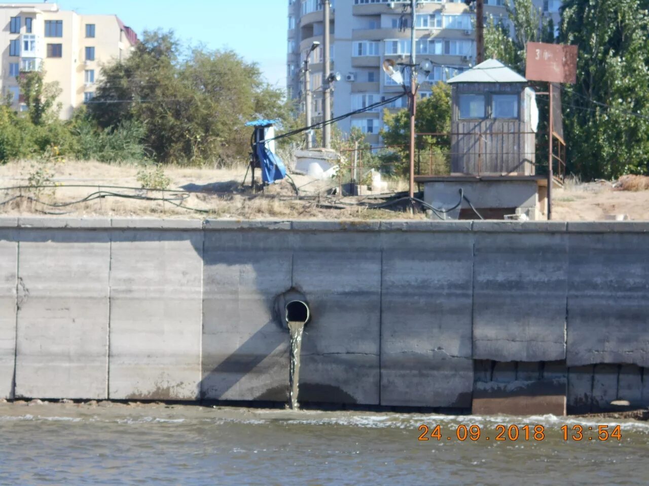 Соседи сливают канализацию. Левобережные очистные сооружения Астрахань. Сточные воды Волга. Очистные сооружения на Волге.