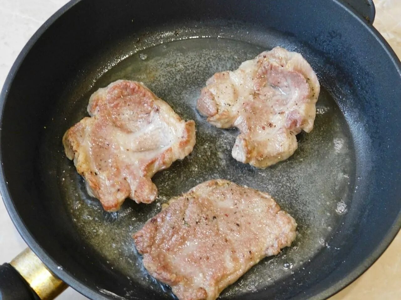 Сколько жарить свиные отбивные на сковороде. Отбивные на сковороде. Свиная отбивная на сковороде. Отбивные из свинины. Свиные отбивные жареные на сковороде.