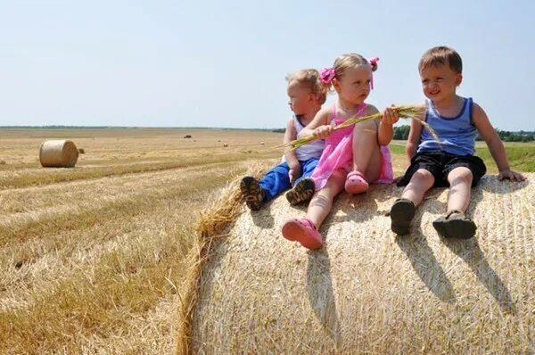 Лето в деревне дети. Дети летом у бабушки. Лето дети бабушка. Лето у бабушки в деревне. Поехал летом к бабушке