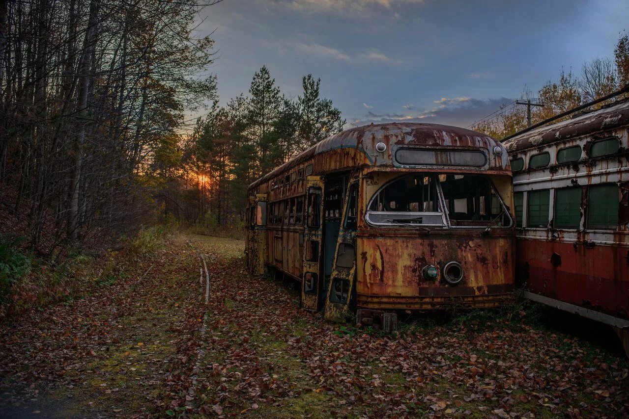 Кладбище поездов заброшка ростов западный. Заброшенные поезда. Заброшенный паровоз ужд. Заброшенные поезда. Станция янов депо.