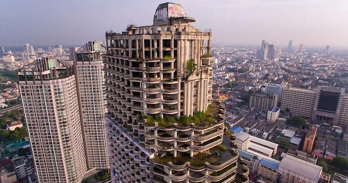 Unique tower. Башня призрак в Тайланде. Призрачная башня (Таиланд - Бангкок). Бангкок высотки. Башня призрак Бангкок.