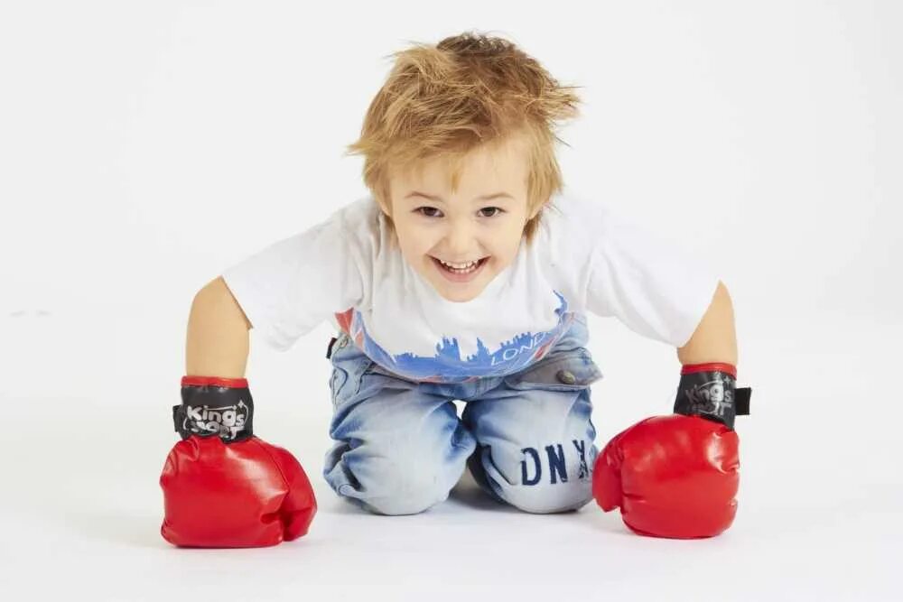Мало спортсмен. Ребенок в боксерских перчатках. Дети спортсмены бокс. Мальчик в боксерских перчатках. Маленькие дети спортсмены.