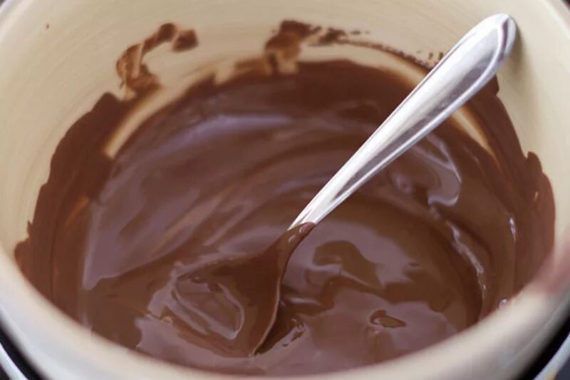 Шоколадное масло без какао. Шоколадный крем. Глазурь из какао. Крем и шоколад. Шоколадный крем из какао.
