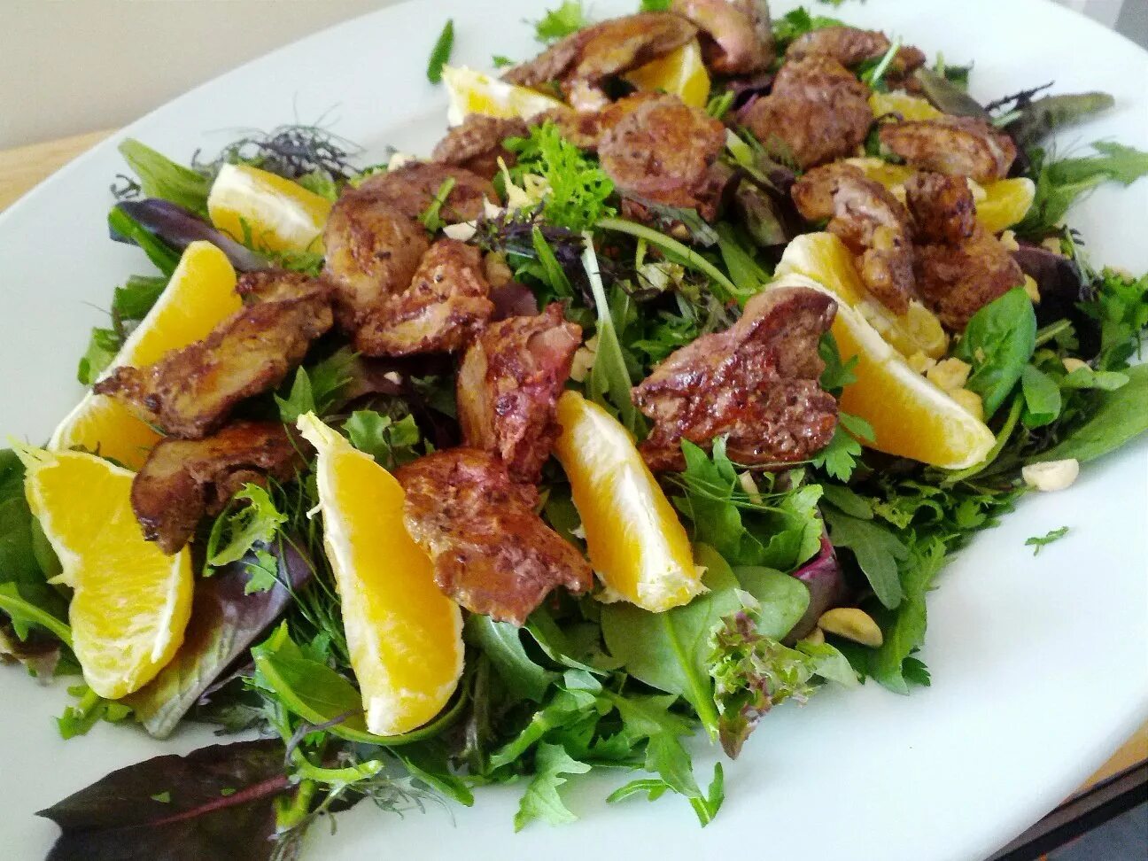 Руккола с куриной печенью. Салат с куриной печенью и апельсинами и рукколой. салат с куриной печенью и рукколой. тёплый салат с куриной печенью и апельсинами. теплый салат из куриной печени с апельсинами.