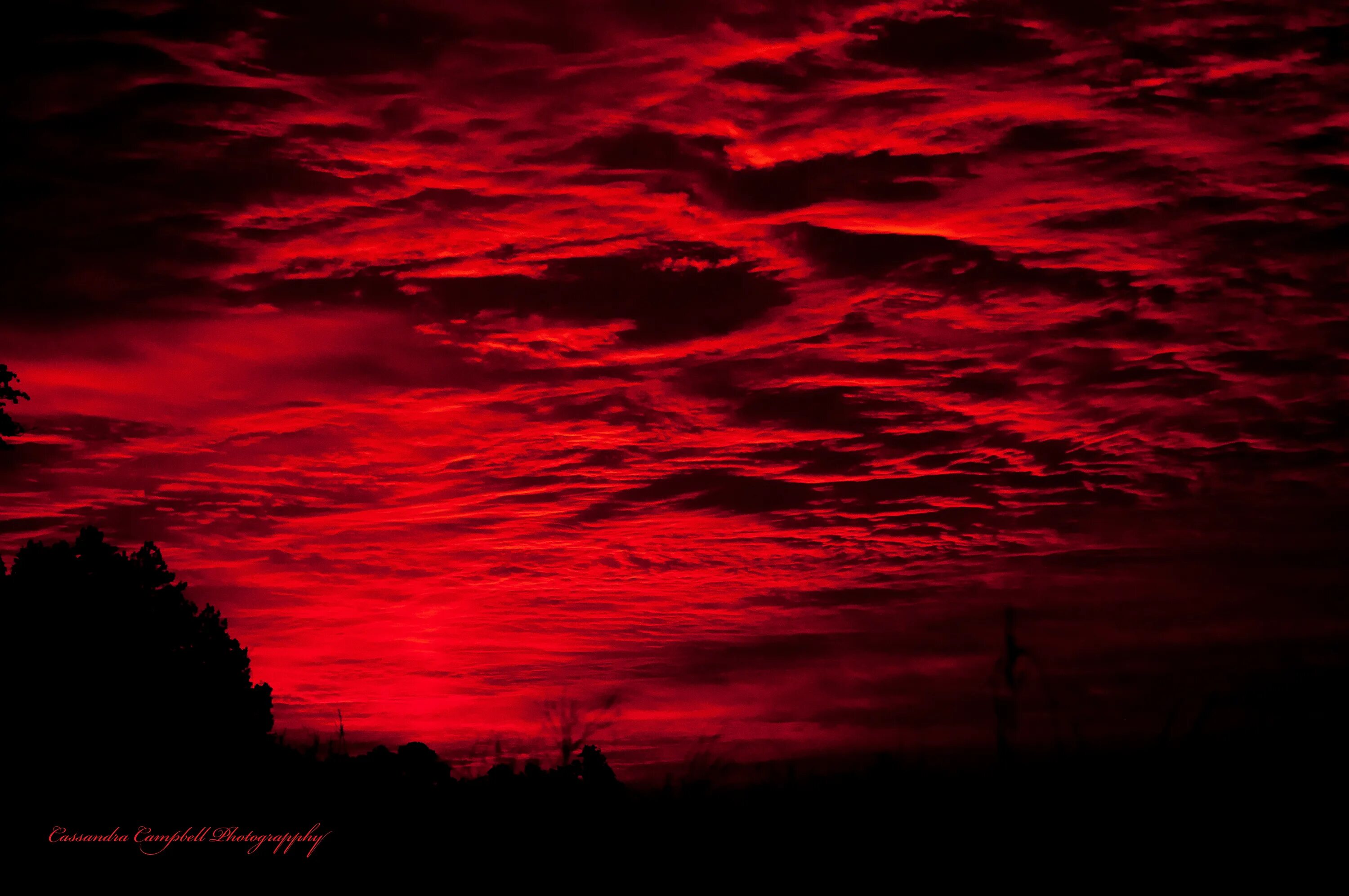 Красные облака текст. Красное небо. Кровавый закат. Мрачный закат. Красные облака.