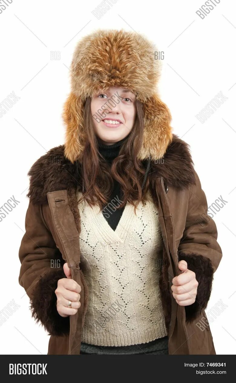 Женщина в тулупе и валенках. Тулуп из овчины женский. Нестеров «святая русь» (1905). Девушка в зимнем лесу. Женщина в тулупе.