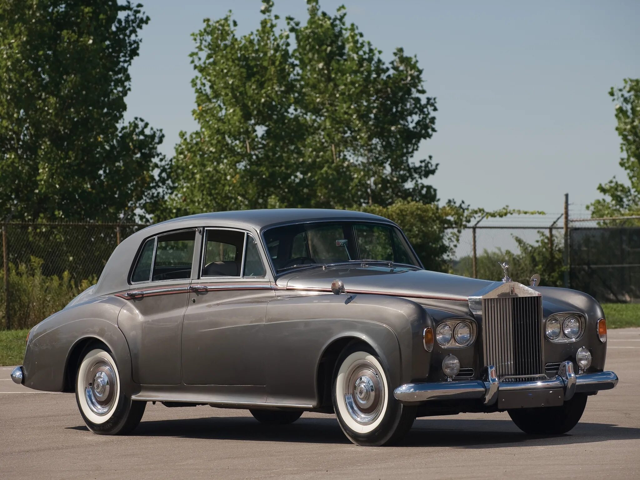 Старые роллс. Rolls-Royce Silver cloud III 1963. Rolls Royce Silver cloud 1962. Rolls-Royce Silver cloud. Роллс Ройс 1957.