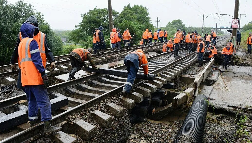 Движение поездов восстановлено. Восстановление ЖД путей. Разрушение на Железнодорожном пути. Восстановительный поезд. Аварийно-восстановительные работы РЖД.