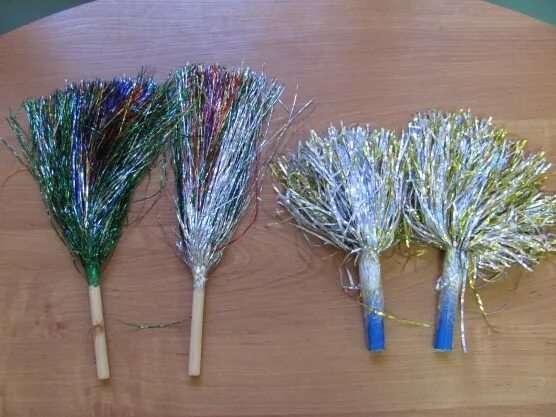 новогодние султанчики из дождика. султанчики из дождика на новый год. сделать султанчики для детского сада из дождика. султанчики для детского сада из дождика. султанчик на палочке из дождика.