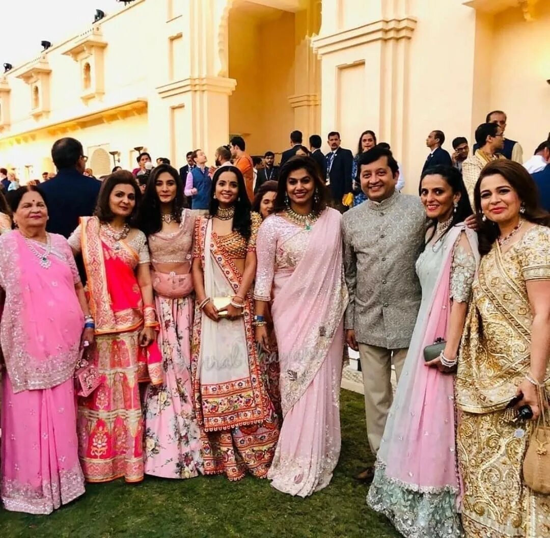 Дом в индии. Иша амбани. Дворец рамбага, индия. Колониальный стиль в архитектуре индии. Ambani актриса.