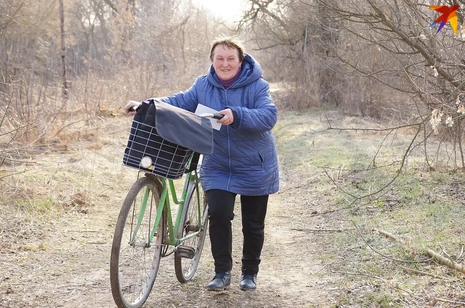 Почтальон в селе. Деревенский почтальон. сельская почтальонка. почтальон в деревне. почтальон в сельской местности.