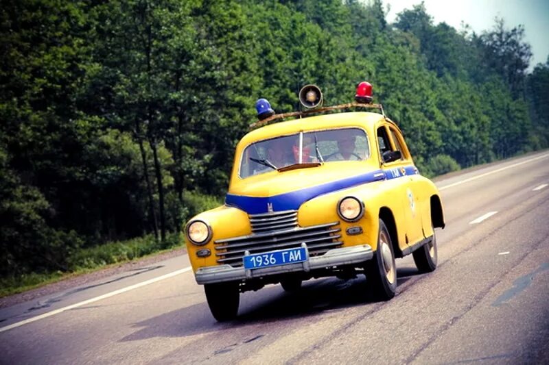Гая автомобиль. Запорожец ГАИ СССР. Ретро автомобили ГАИ. Желтая машина ГАИ. Милиция СССР машины 1950.
