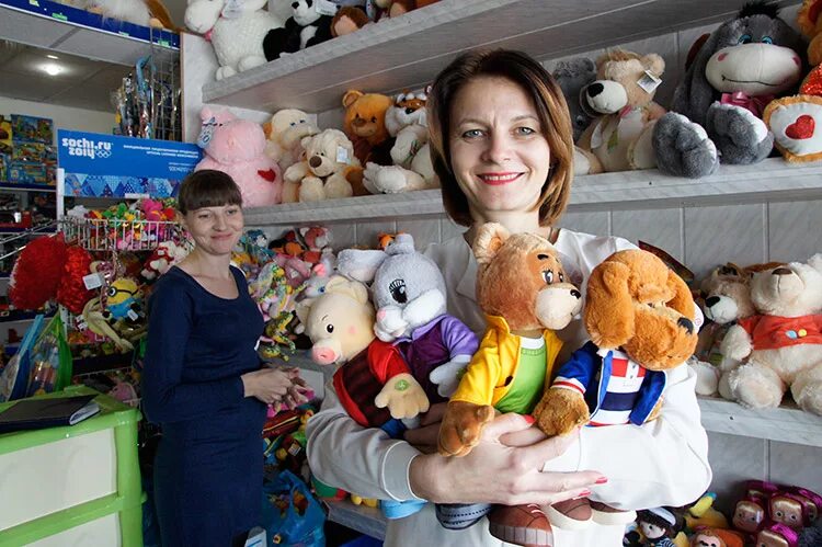 Продавец в магазине игрушек. Покупатели в магазине игрушек. Продавец детских игрушек. Продавец детских игрушек. Продавцы в детском мире.
