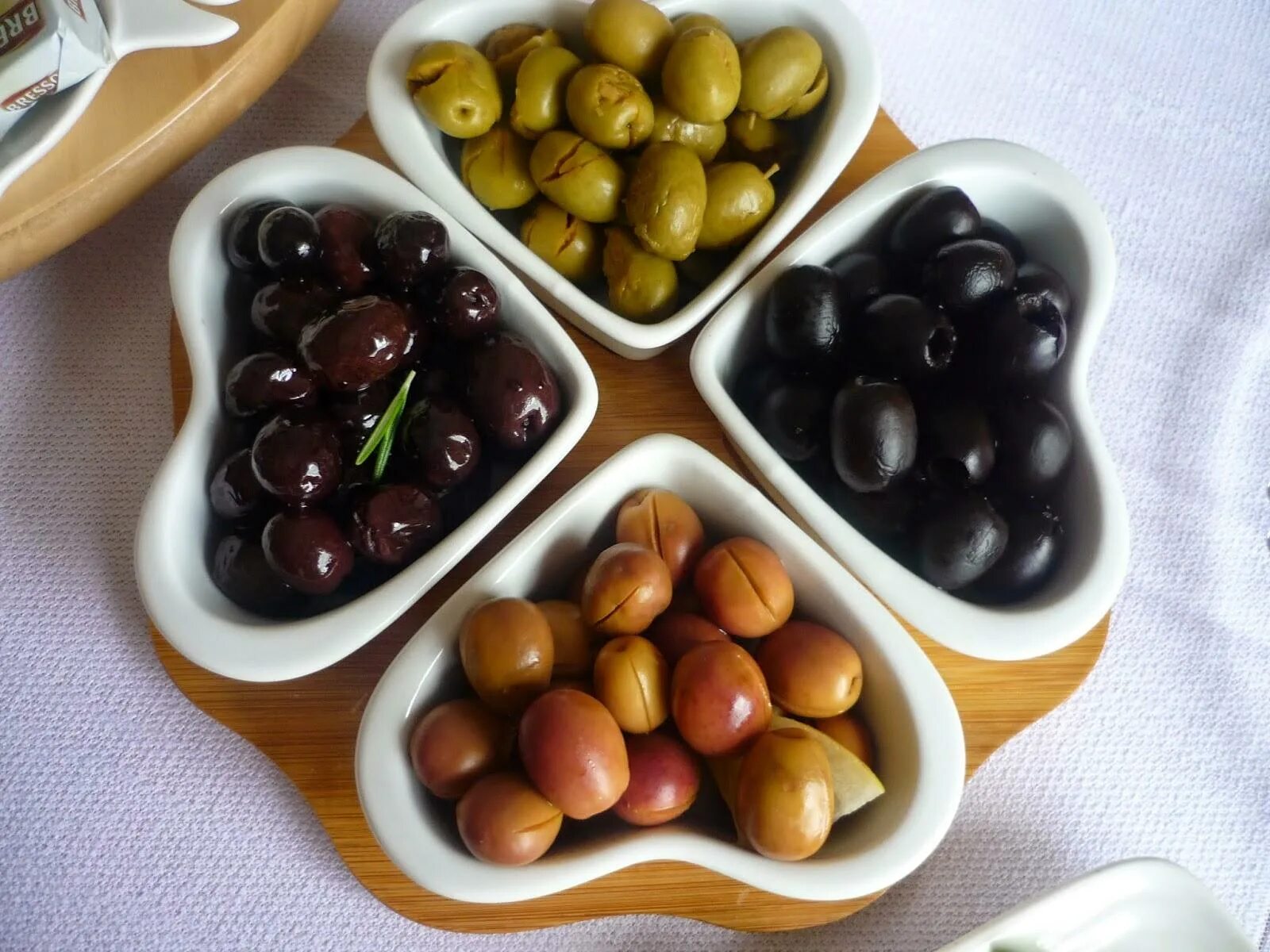 Польза косточек маслин. Таджасские оливки. Оливки и маслины. Оливки это ягода. Оливки в вазе.