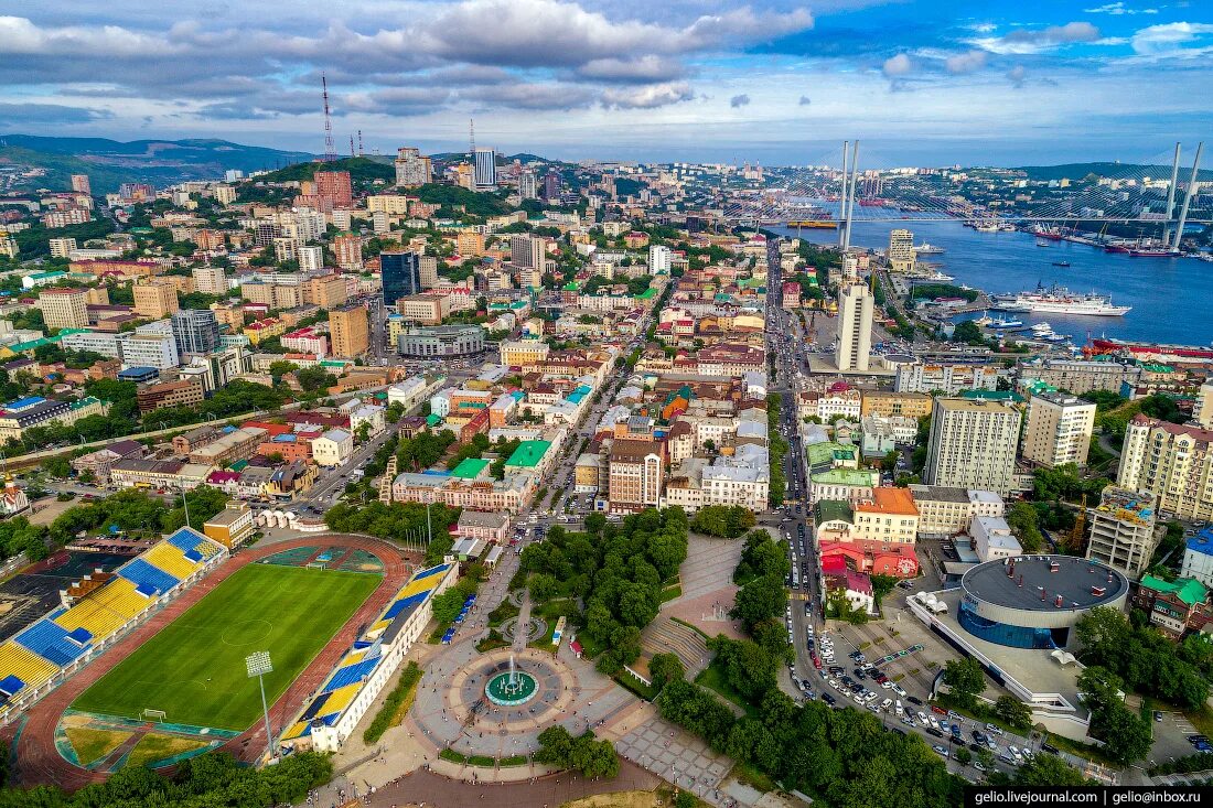 Редко в каком городе. Владивосток центр города. Владивосток центр города вид сверху. Владивосток центр панорама. Владивосток русский Сан-Франциско.