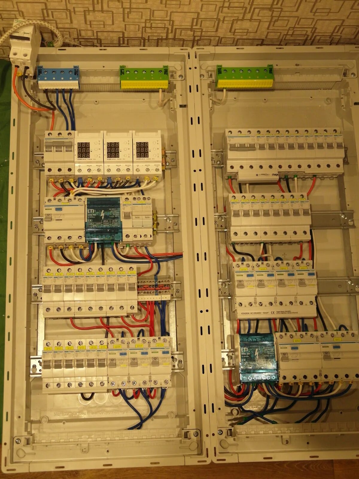 Электрощит распределительный 380v. Щиток 3 фазы кросс модуль. Монтируем трехфазный электрощит 380в. Щиток 380 вольт. Электрощит на 380