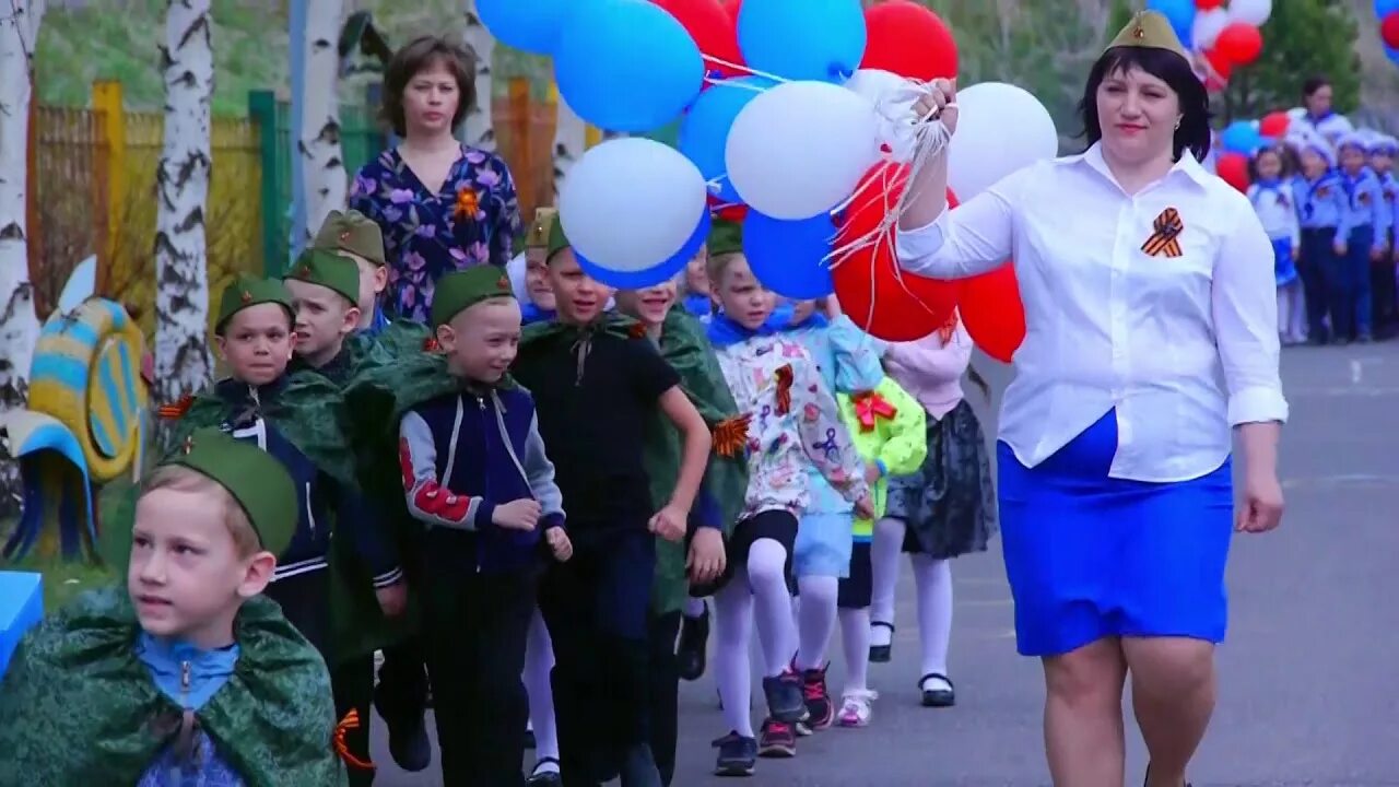 День победы в детском саду видео. Парад на 9 мая детских садов. Парад в детском саду к 9 мая. Шествие 9 мая садик. Праздничное шествие 9 мая детский сад.