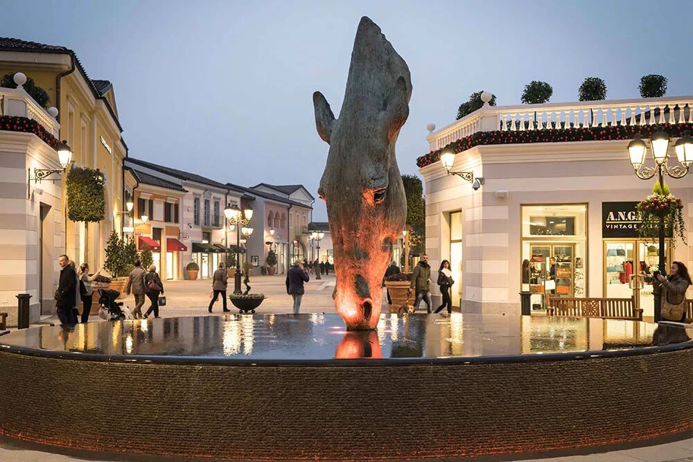 Serravalle outlet. Аутлет Италия Серравалле. Серравалле Скривия. Серравалле Скривия аутлет.