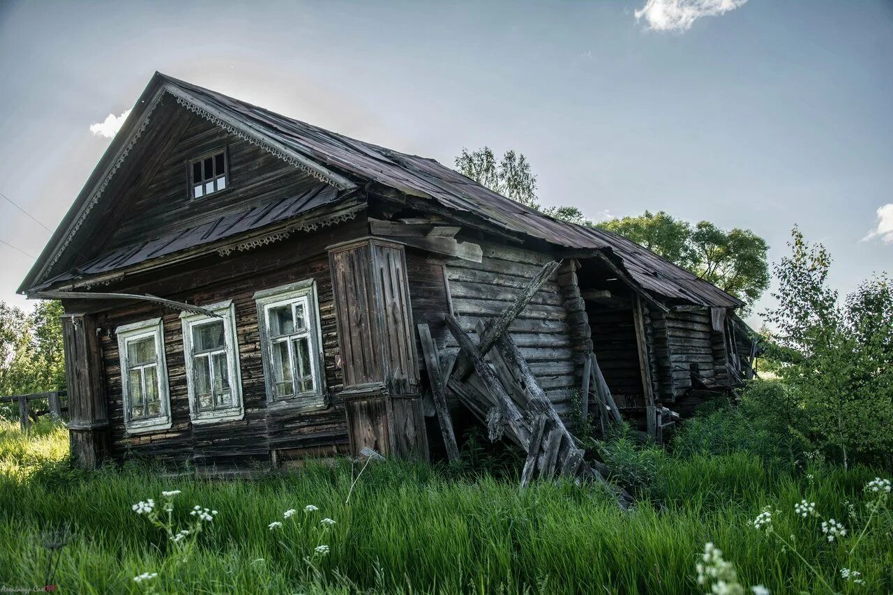 Заброшенная деревня Кривцово Ярославская область. Заброшенные деревни Вологодчины. Заброшенные деревни Удмуртии. Русские заброшенные деревни в России. Дом стоял немного в стороне