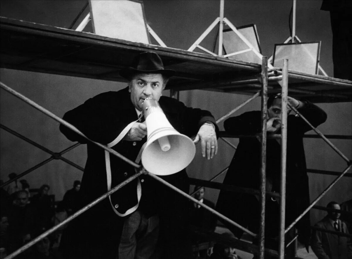 Fellini южное ш 101 фото. Феллини с оскаром. Феллини ресторан новосибирск. Южное шоссе 101 караоке феллини. Ф феллини.