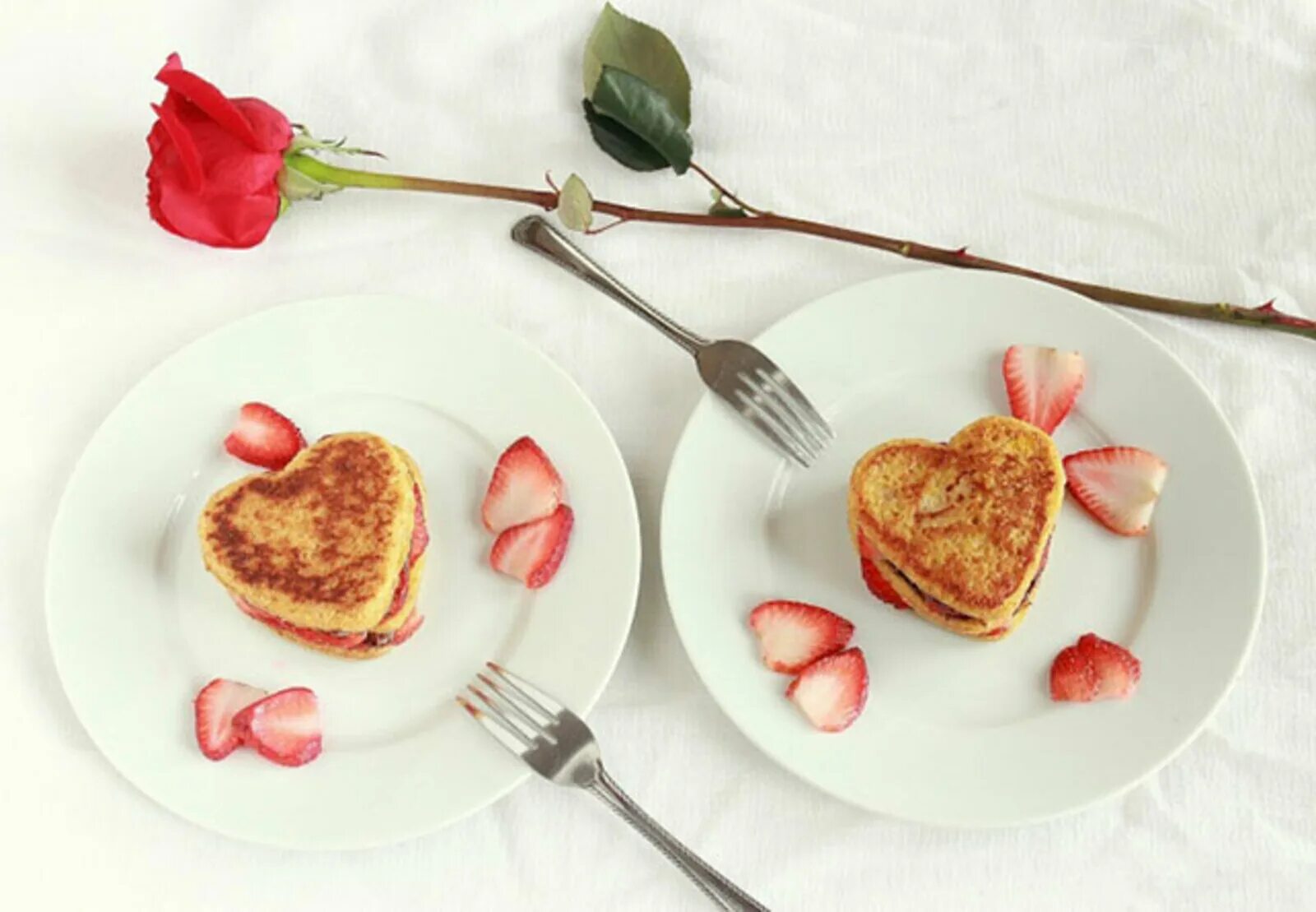 Романтический завтрак. Завтрак в виде сердца. Завтрак для любимого. Блюда на день влюбленных.
