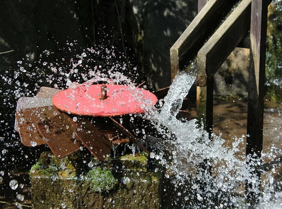 Металлы с водой. Красный осадок в фонтане. Вода на металле фото. Вода и искусство фото. Действие металла на воду