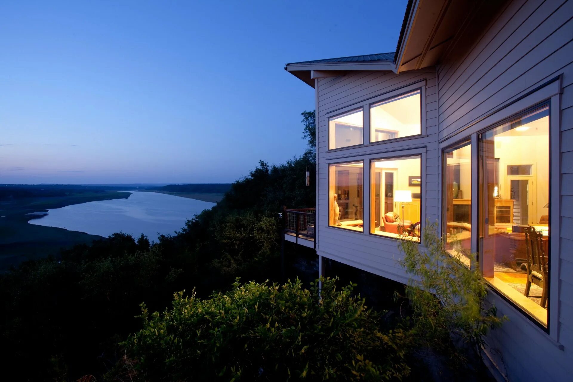 Дом дача в горах. Дом с панорамными окнами. Дом на берегу моря. Домик с панорамными окнами. Дом в горах у моря.