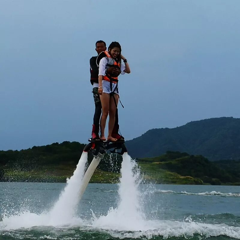 Флайборд цена. Летающая доска Flyboard Air. Тандем флайборд. Парень и девушка на флайборде. Полет на флайборде парой.