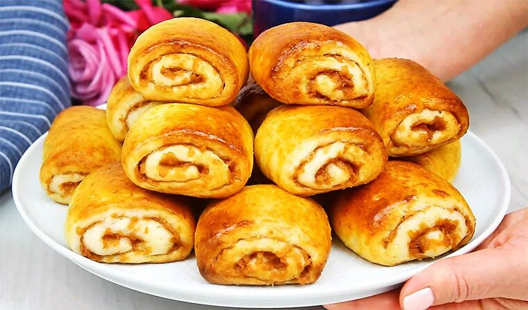 Булочки. Постные булочки. Cinnabon булочки с корицей. Булочки с творогом и корицей. Бриошь с корицей.