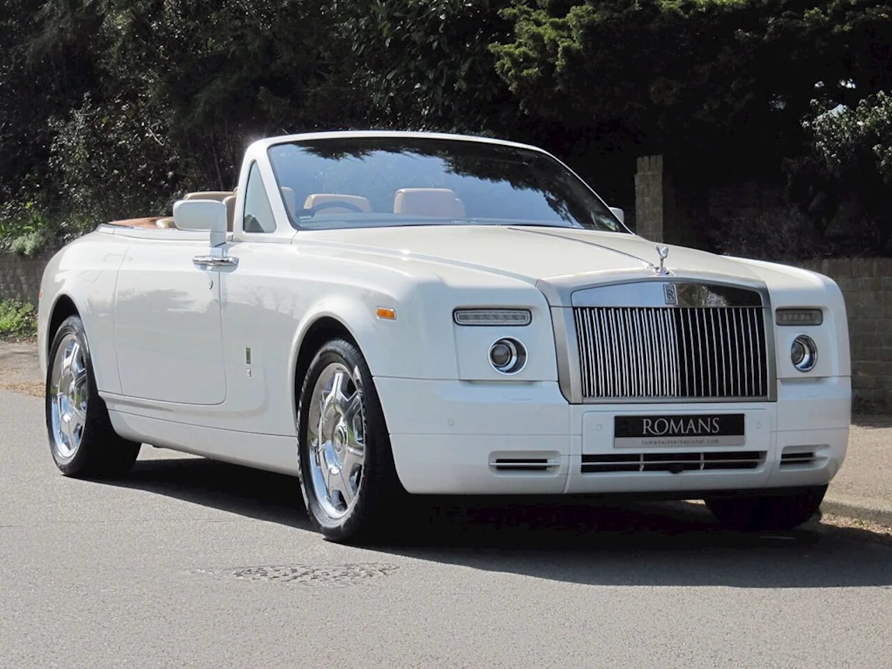 Белый роллс. Rolls Royce Phantom Drophead. Rolls Royce Phantom Coupe кабриолет. Rolls Royce Фантом Drophead. Rolls Royce Phantom купе.