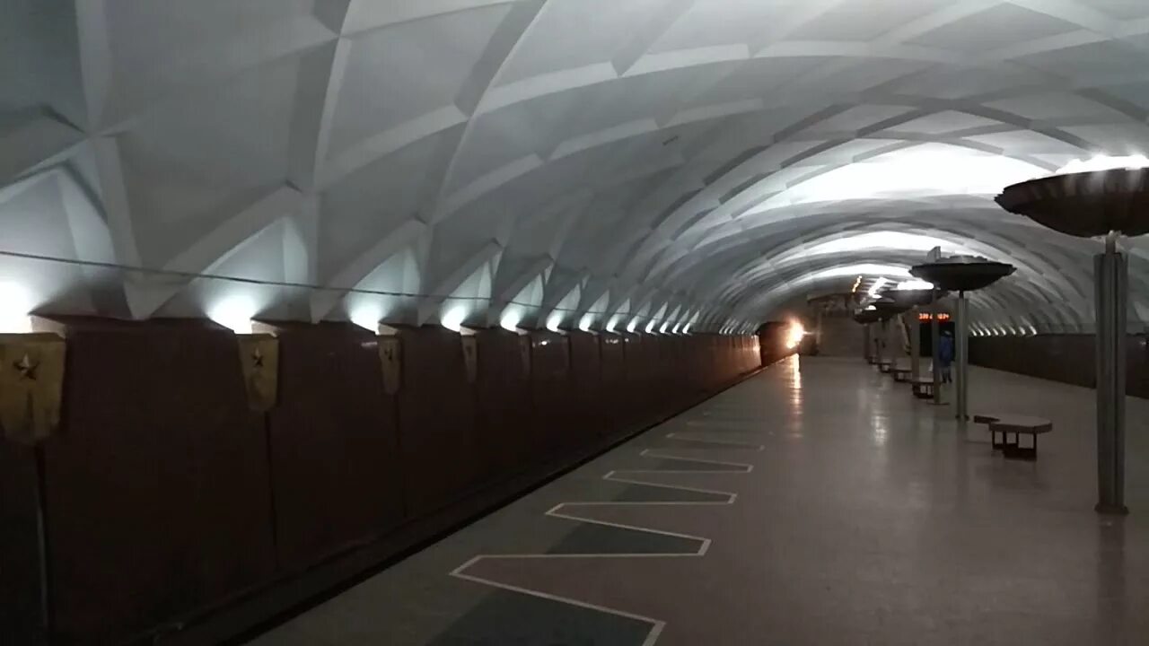 Холодное станция. Станция метро армейская харьков. станция метро армейская харьковское метро. станция метро советской армии харьков. метро армейская харьков.