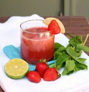 Компот мохито с клубникой и мятой лимоном