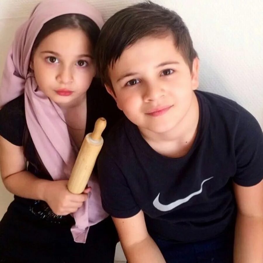 Братья и сестры мусульмане. Кавказские дети. Чеченские дети. Красивые кавказские дети.