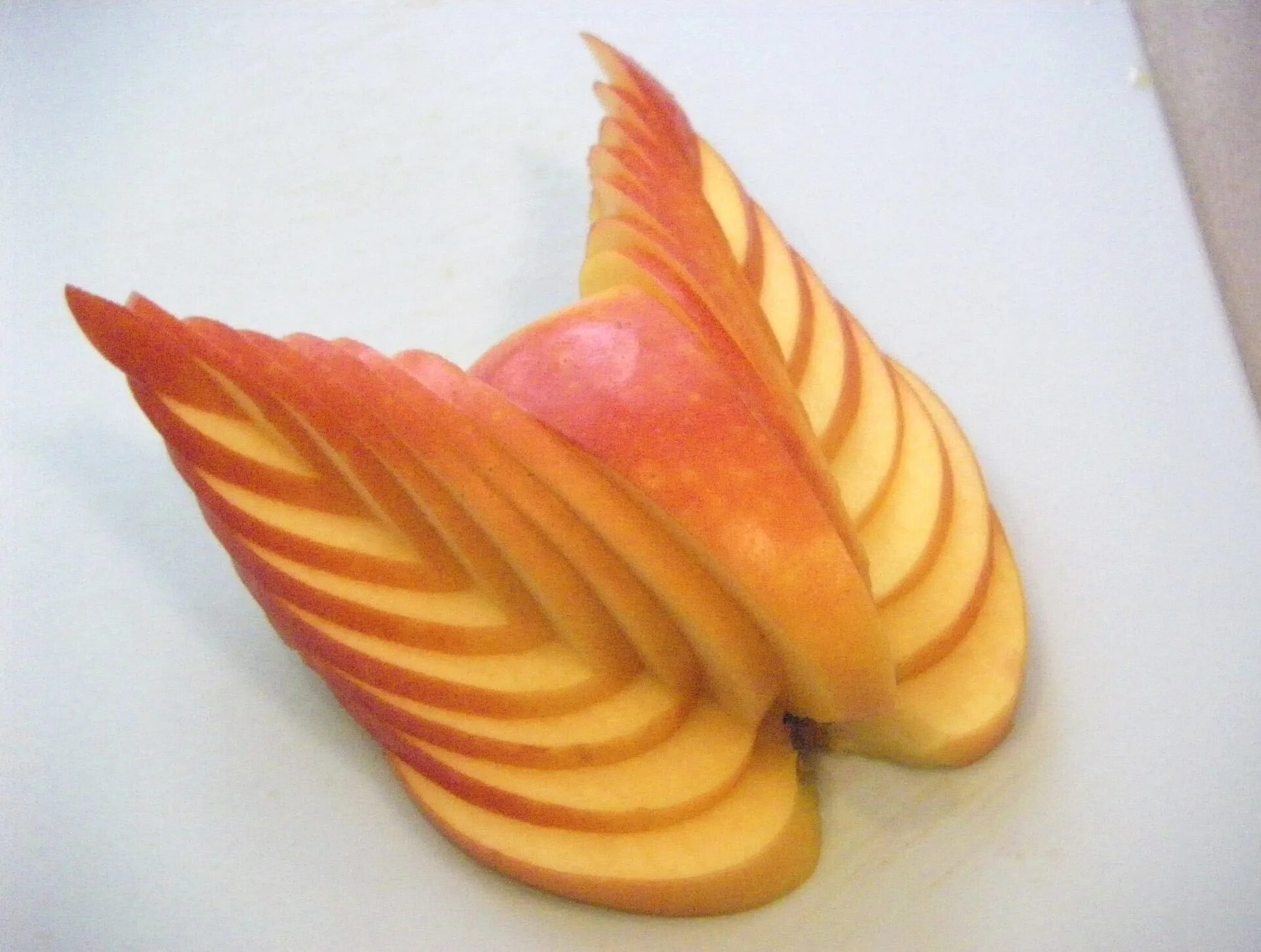 Как красиво нарезать яблоко. Фигурные нарезки из фруктов. Красиво нарезать яблоко. Красивая нарезка яблок. Красивая нарезка яблок.