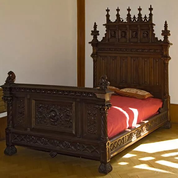 Куплю старые кровати. Кровать в стиле Готика. Старинная кровать. Кровать 19 века. Антикварная кровать.